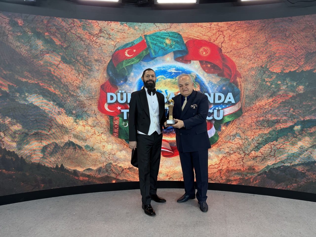 Akif Manaf’a Türk Dünyası Barış Ödülü Verildi