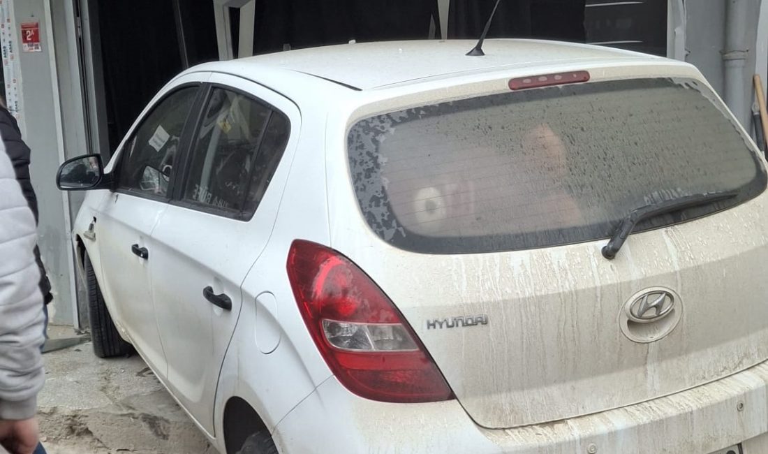 Park Edecek Yer Bulunamazken, Otomobil Dükkanın İçine Park Etti Boyabat’ın