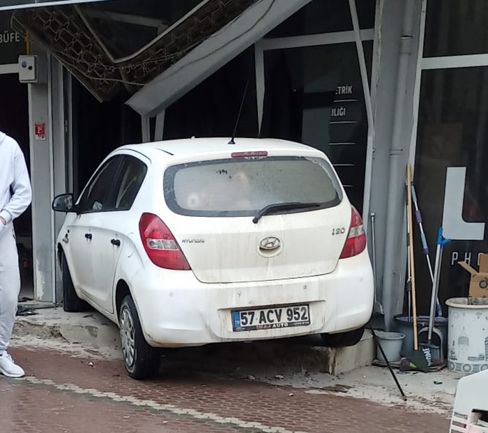 Otomobil Dukkanin Icine Park Etti4567