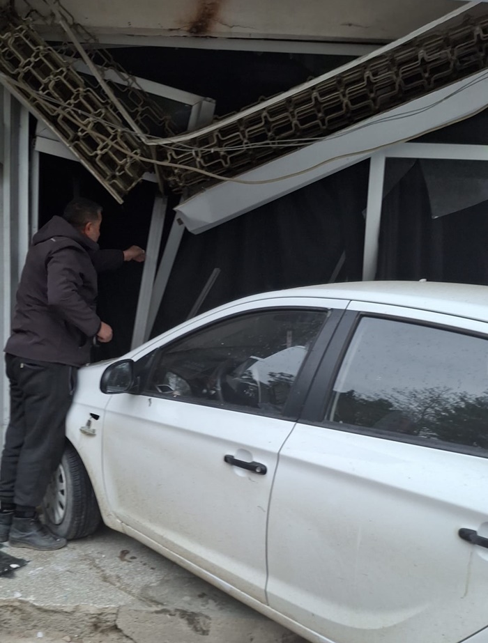 Park Edecek Yer Bulamazken Otomobil Dukkanin Icine Park Etti