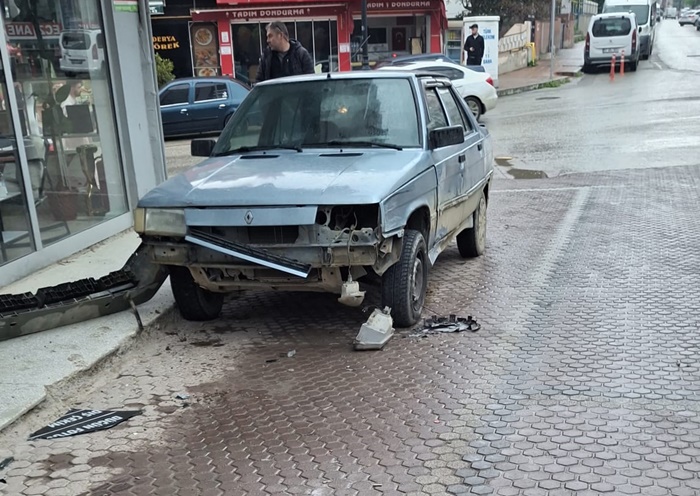 Park Edecek Yer Bulamazken Otomobil Dukkanin Icine Park Etti45