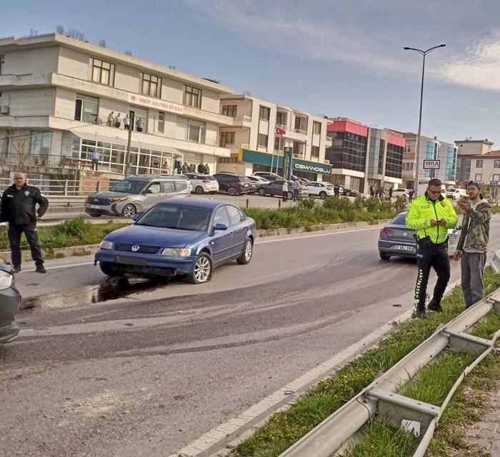 Sinopta Trafik Kilitlendi 3 Arac Birbirine Girdi boyabat haberleri1234
