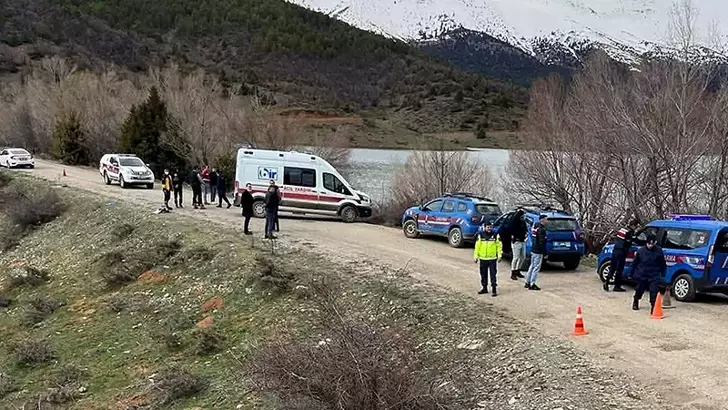 Adana’nın Tufanbeyli ilçesinde bulunan Kürebeli Göleti’nde bir kadının cansız bedeni
