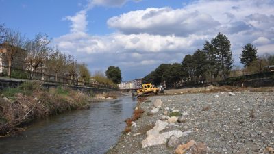 Boyabat’ta ilçe merkezinden geçen Kolaz Çayı, uzun yıllar sonra yapılan