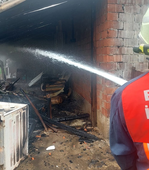 Boyabat ilçesine bağlı Şıhlı Köyü yol istikametinde bulunan bir ahırın