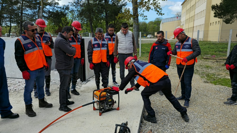 Beton yığınlarının arasında yankılanan her nefes, karanlığın ortasında parlayan her