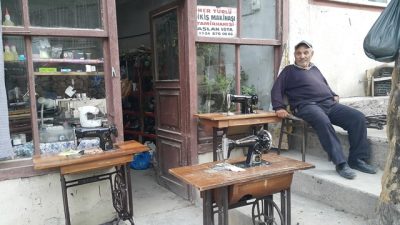 Bölgenin tek dikiş nakış makinesi ustası olarak tanınan emektar zanaatçı