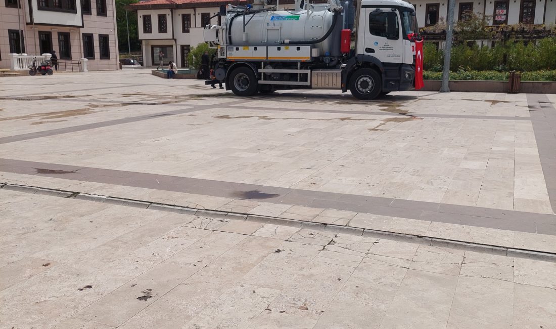 Hükümet Meydanı’nda günlerdir sergilenen bir araç, vatandaşların dikkatini çekmekten çok