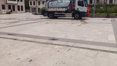 Hükümet Meydanı’nda günlerdir sergilenen bir araç, vatandaşların dikkatini çekmekten çok