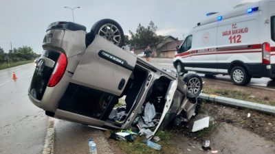 Sinop'un Boyabat ilçesi Karacaören köyü mevkisinde, sürücüsünün kontrolünden çıkan 57
