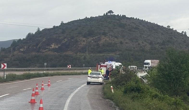 Boyabat-Hanönü Yolunda Kamyon Devrildi: 2 Yaralı11