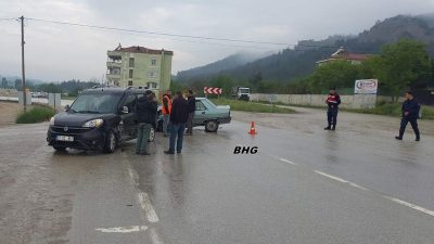 Sinop’un Boyabat ilçesinde sabah saatlerinde meydana gelen trafik kazasında iki