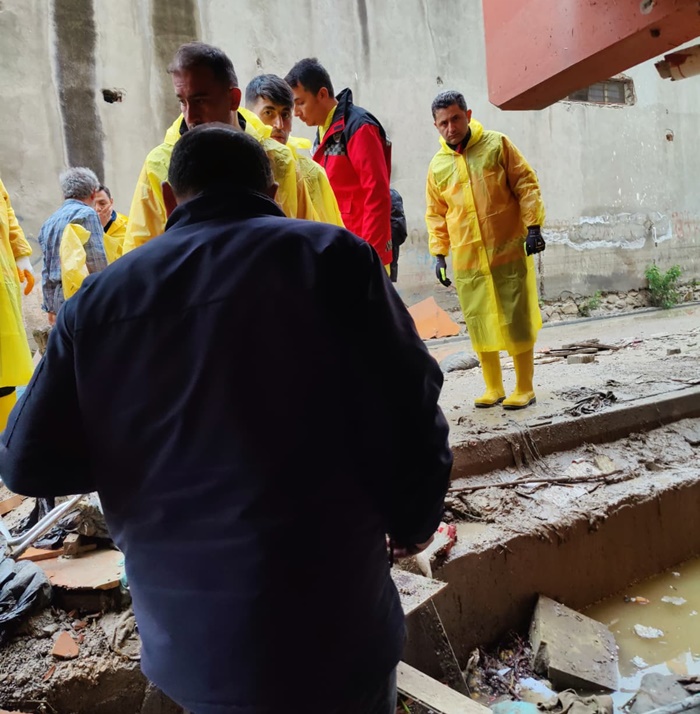 Boyabat Belediyesi AFAD Ekibi Sahada Havza Selin Yaralari Sariliyor11