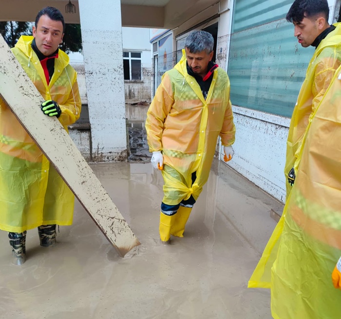 Boyabat Belediyesi AFAD Ekibi Sahada Havza Selin Yaralari Sariliyor14