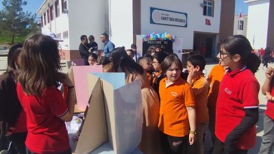Hamit Tekin Ortaokulu’nda düzenlenen “English Fest” etkinliği büyük ilgi gördü.