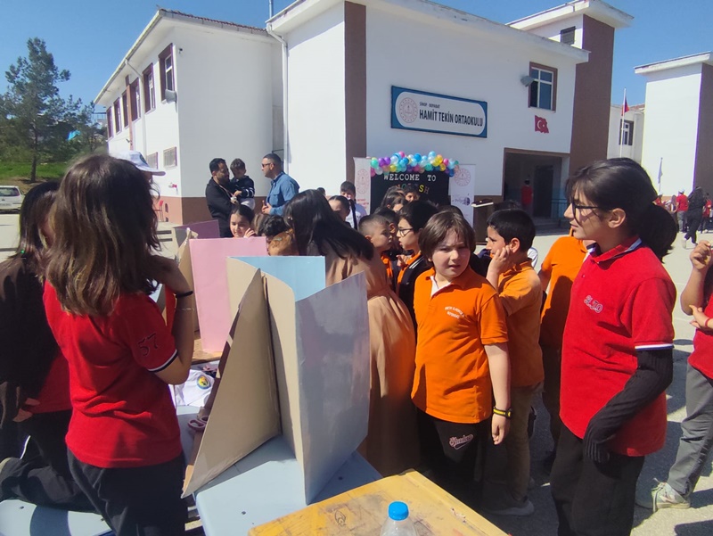 Hamit Tekin Ortaokulu’nda düzenlenen “English Fest” etkinliği büyük ilgi gördü.