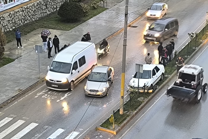 Trafik Kazasi Otomobil Orta Refuje Cikti Bi Yarali 01