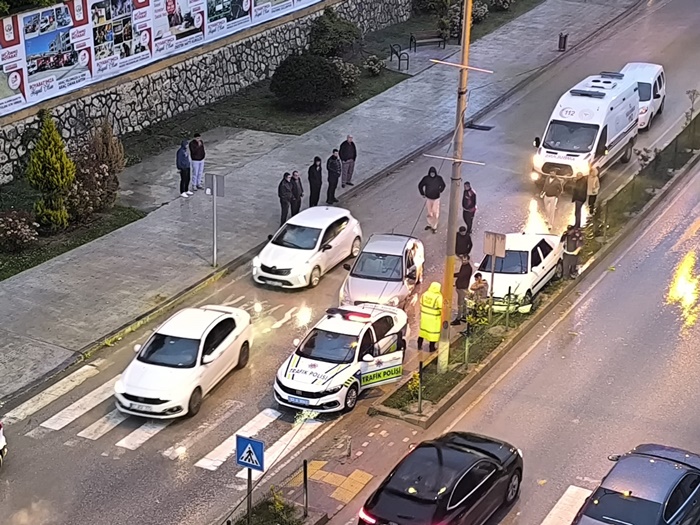 Boyabat Adnan Menderes Bulvarı’nda akşam saatlerinde trafik kazası meydana geldi.