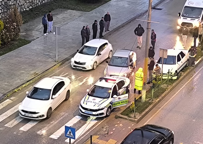 Trafik Kazasi Otomobil Orta Refuje Cikti Bi Yarali898