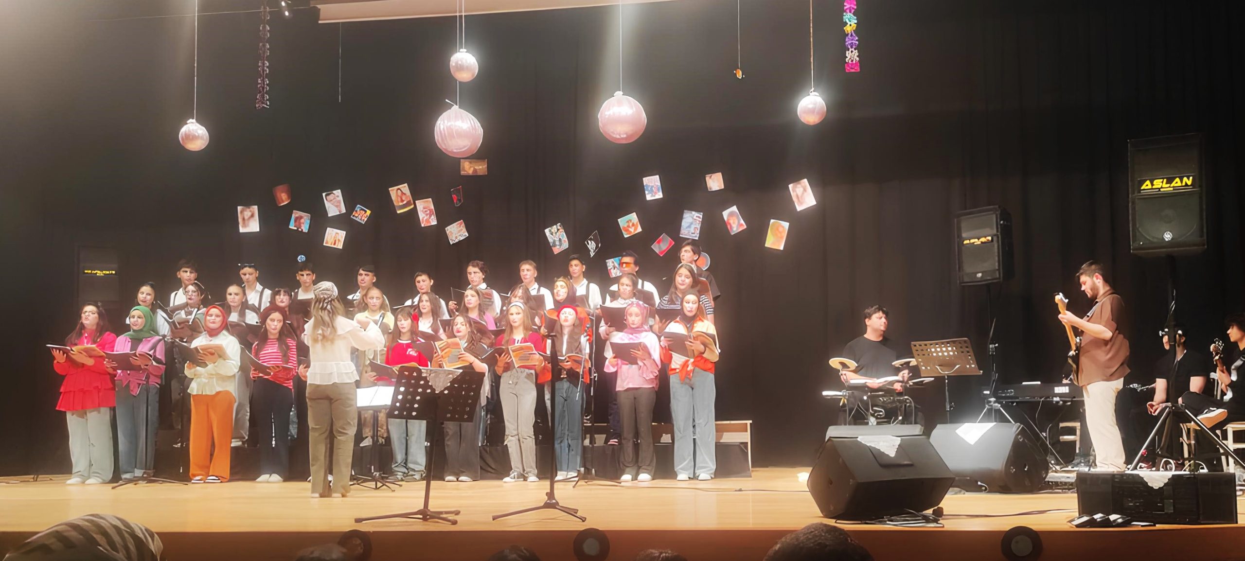 Boyabat’ta Nostalji Rüzgarı: “Yurt’tan Sesler Korosu”ndan Muhteşem Konser