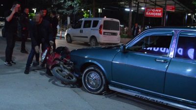 Boyabat Eski Stadyum Caddesi'nde otomobil ve kurye motosikleti çarpıştı. Kazada