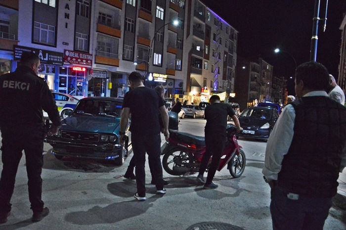Boyabat Eski Stadyum Caddesi'nde Kurye Motosikleti Otomobilin Altına Sıkıştı! 1 Boyabat Eski Stadyum Caddesi'nde Kurye Motosikleti Otomobilin Altına Sıkıştı!11