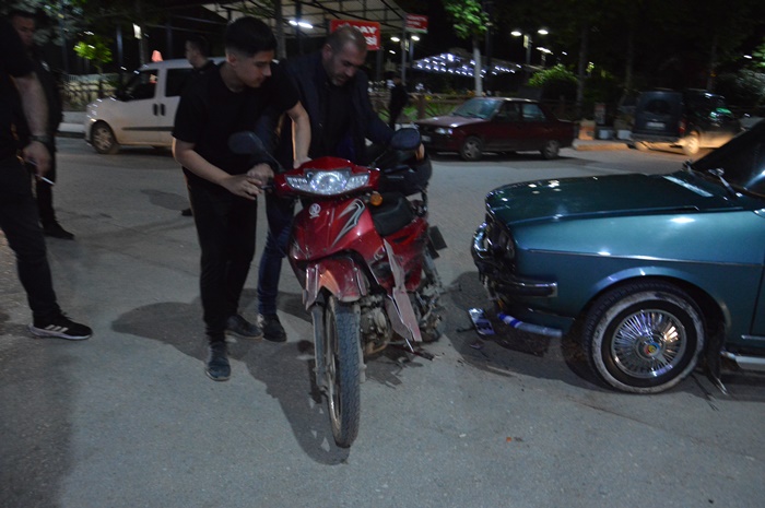 Boyabat Eski Stadyum Caddesi'nde Kurye Motosikleti Otomobilin Altına Sıkıştı! 2 Boyabat Eski Stadyum Caddesi'nde Kurye Motosikleti Otomobilin Altına Sıkıştı!22