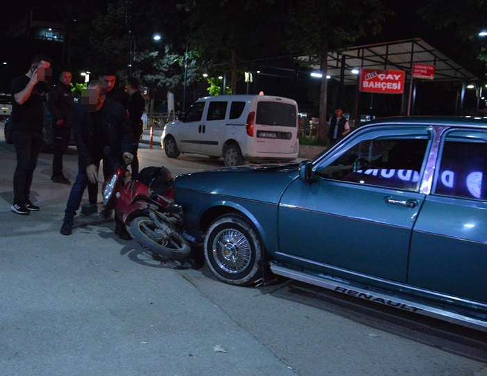 Boyabat Eski Stadyum Caddesi'nde otomobil ve kurye motosikleti çarpıştı. Kazada