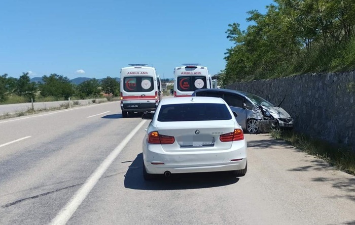 Sinop Boyabat’ta Trafik Kazası İstinat Duvarına Çarpan Araçta 5 Kişi Yaralandı 1 otomobil istinat duvarina carpti54564654789