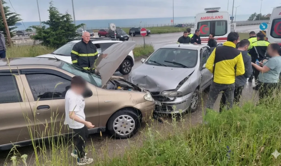 Sinop Merkez’de meydana gelen trafik kazasında iki otomobilin çarpışması sonucu