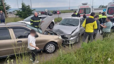 Sinop Merkez’de meydana gelen trafik kazasında iki otomobilin çarpışması sonucu