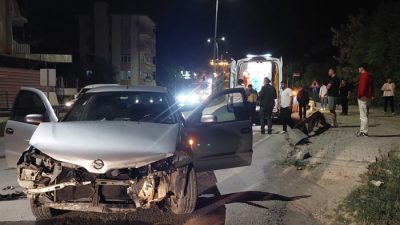 Sinop’un Boyabat ilçesinde kontrolden çıkan bir otomobilin bariyerlere çarpması sonucu