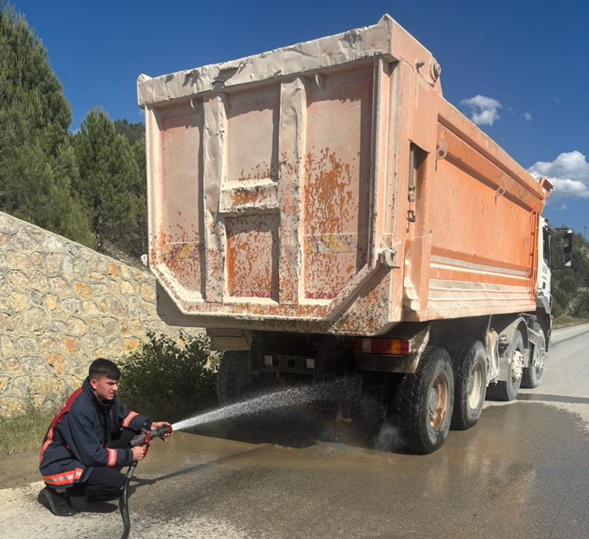 Boyabat Çevre Yolunda Damperli Aracın Lastikleri Alev Aldı 1 Boyabat Çevre Yolunda Damperli Aracın Lastikleri Alev Aldı66