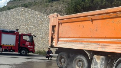 Boyabat çevre yolu yapım çalışmalarında görev yapan damperli aracın lastikleri