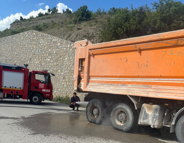 Boyabat çevre yolu yapım çalışmalarında görev yapan damperli aracın lastikleri