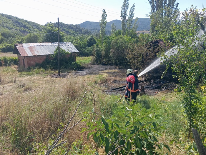 Boyabat Itfaiyesi Hafta Sonu Alarm Verdi Koyde Pes PesE Yangin012