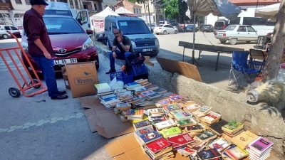 "Boyabat'ta eski kitapların kokusu yükseliyor! Sahaf Özkan, Köylü Pazarı yanındaki