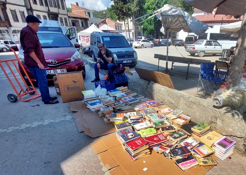 "Boyabat'ta eski kitapların kokusu yükseliyor! Sahaf Özkan, Köylü Pazarı yanındaki