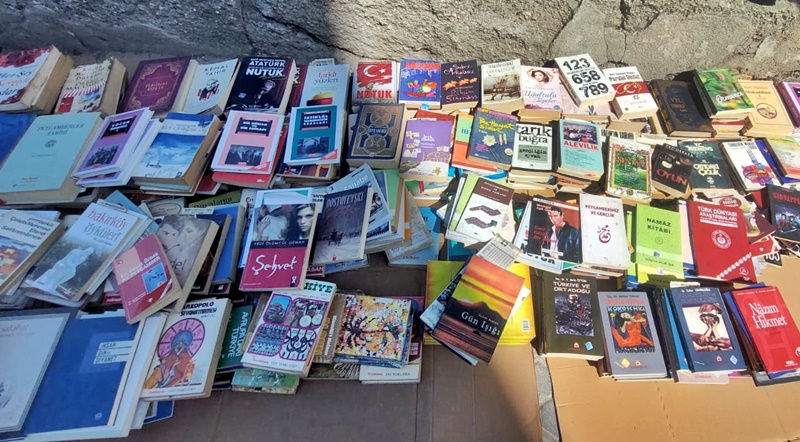 "Boyabat'ta eski kitapların kokusu yükseliyor! Sahaf Özkan, Köylü Pazarı yanındaki geniş kitap yelpazesiyle aradığınız nadide eserleri ve merak ettiğiniz kitapları sunuyor."12