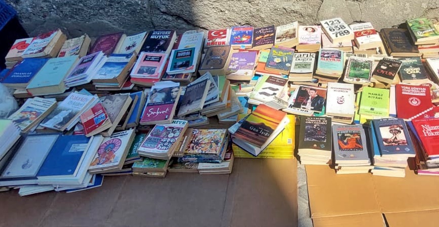 "Boyabat'ta eski kitapların kokusu yükseliyor! Sahaf Özkan, Köylü Pazarı yanındaki geniş kitap yelpazesiyle aradığınız nadide eserleri ve merak ettiğiniz kitapları sunuyor."444