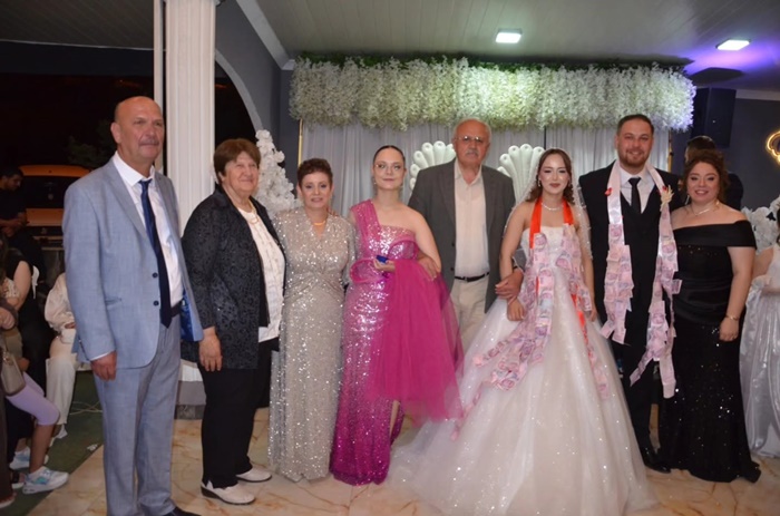 Boyabat Belediyesi İtfaiye Müdürü Tuncay Gökmen, çocukları Canan ve İlker