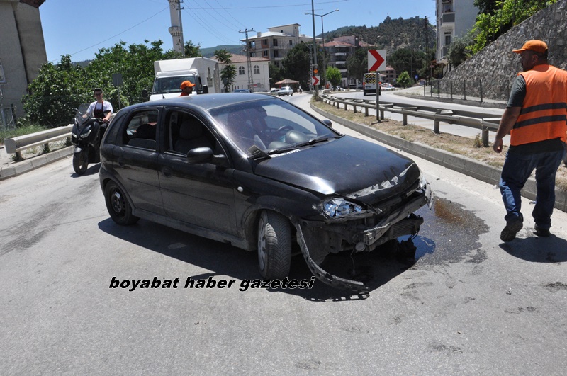 Sinop’un Boyabat ilçesinde kontrolden çıkan otomobilin bariyerlere çarpması sonucu meydana gelen trafik kazasında aynı aileden 3 kişi yaralandı. Kaza, Boyabat Yeni Mahalle çıkışındaki keskin virajda meydana geldi.

Boyabat'ta yürekleri ağza getiren bir trafik kazası yaşandı. Edinilen bilgiye göre, Yeni Mahalle istikametinden çıkış yapan ve virajı alamayan 07 CHB 379 plakalı otomobilin sürücüsü, direksiyon hakimiyetini kaybetti. Kontrolden çıkan araç, yolun sağ tarafında bulunan demir bariyerlere çarptı.

Bariyerlere Metrelerce Sürtünerek Durabildi
Çarpmanın etkisiyle savrulan otomobil, yol kenarındaki bariyerlere yaklaşık 4-5 metre boyunca sürtünerek ilerledi. Bariyerlerde sürüklenen araç, kendi etrafında dönerek ancak durabildi. Hurdaya dönen otomobilin içerisinde bulunan ve aynı aileden olduğu öğrenilen 3 kişi yaralandı.

Yaralılar Boyabat 75. Yıl Devlet Hastanesine Kaldırıldı
Kazayı gören diğer sürücülerin ihbarı üzerine olay yerine hızla emniyet güçleri ve 112 Acil Sağlık ekipleri sevk edildi. Sağlik ekipleri, araçtan çıkarılan yaralılara olay yerinde ilk müdahaleyi gerçekleştirdi. Yaralı 3 kişi, yapılan ilk müdahalenin ardından ambulanslarla Boyabat 75. Yıl Devlet Hastanesi Acil Servisine kaldırılarak tedavi altına alındı.

Polis ekipleri kazayla ilgili inceleme başlatırken, Yeni Mahalle virajında trafik bir süre kontrollü olarak sağlandı.