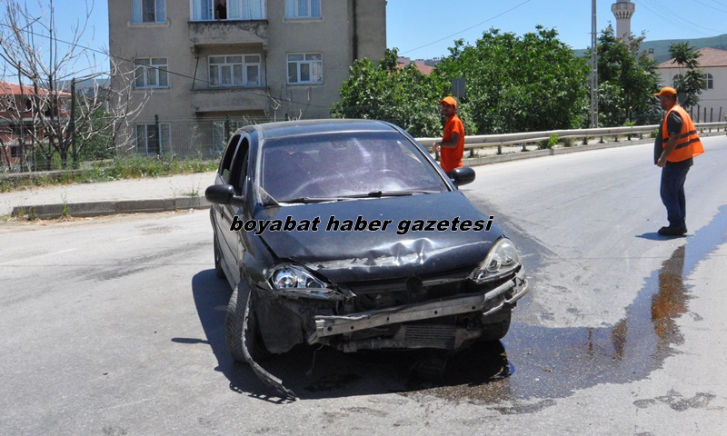 Boyabat Yeni Mahalle çıkışındaki virajda direksiyon hakimiyetini kaybeden 07 CHB