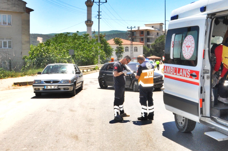 Boyabat Yeni Mahallede Virajı Alamayan Otomobil Kaza Yaptı 3 Yaralı456