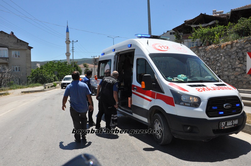 Boyabat Yeni Mahallede Virajı Alamayan Otomobil Kaza Yaptı 3 Yaralı77