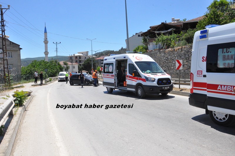Boyabat Yeni Mahallede Virajı Alamayan Otomobil Kaza Yaptı 3 Yaralı789