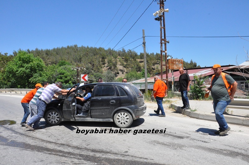Boyabat Yeni Mahallede Virajı Alamayan Otomobil Kaza Yaptı 3 Yaralı987