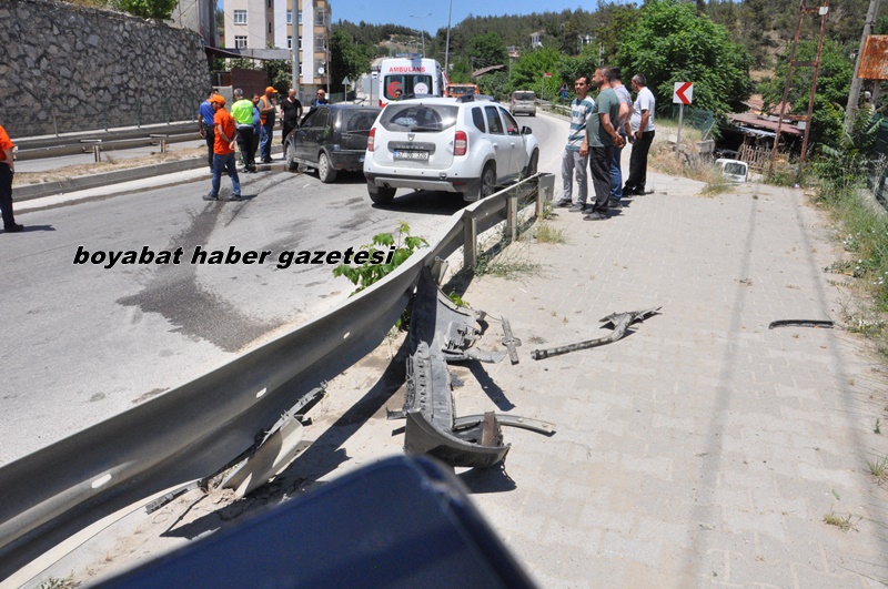 Boyabat Yeni Mahallede Virajı Alamayan Otomobil Kaza Yaptı 3 Yaralı523