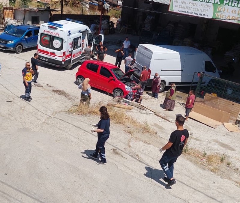 Boyabat Yeni Mahalle çıkışında kazalar durulmuyor! Virajı alamayarak metrelerce aşağı uçan 34 AC 1319 plakalı otomobilin kadın sürücüsü yaralandı. Detaylar...
