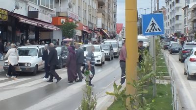 Boyabat Adnan Menderes Bulvarı’nda yaşanan ilginç anlar, trafikte geçiş üstünlüğü